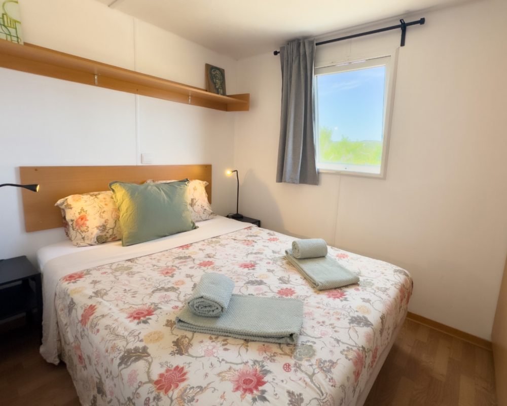 Ouderslaapkamer van casa movel Figo bij Monte ouro verde in Estoi. De Algarve. Portugal. Faro.