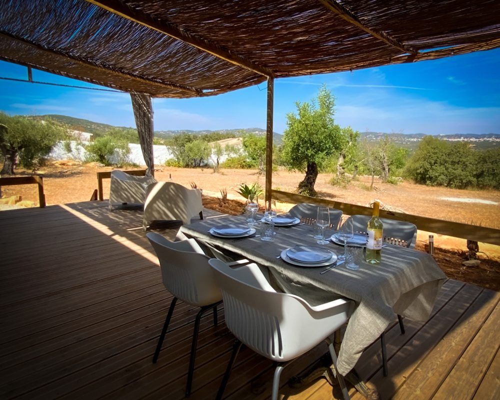 Lekker eten of luieren op het terras van stacaravan Figo bij Monte ouro verde in Estoi. De Algarve. Portugal. Faro. Vakantiewoning.