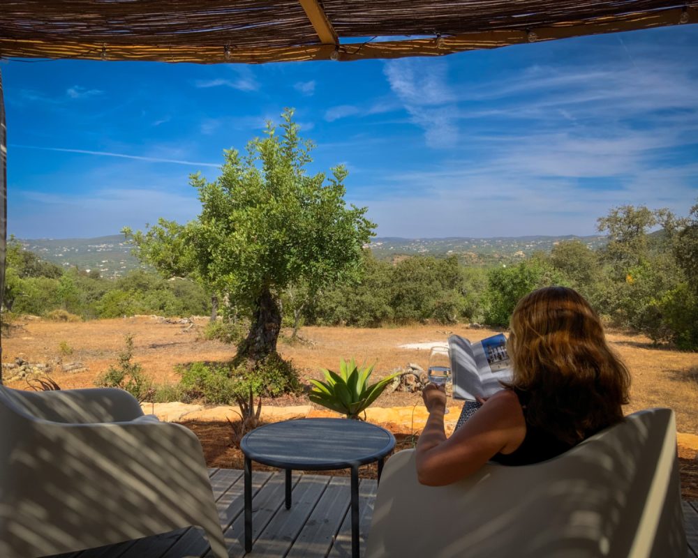 Lekker lezen of luieren met uitzicht op het terras van stacaravan Figo bij Monte ouro verde in Estoi. De Algarve. Portugal. Faro. Vakantiewoning.