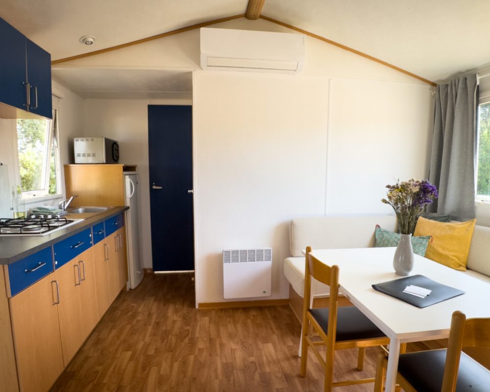 Keuken ven zithoek van casa movel Figo bij Monte ouro verde in Estoi. De Algarve. Portugal. Faro. Vakantiewoning.