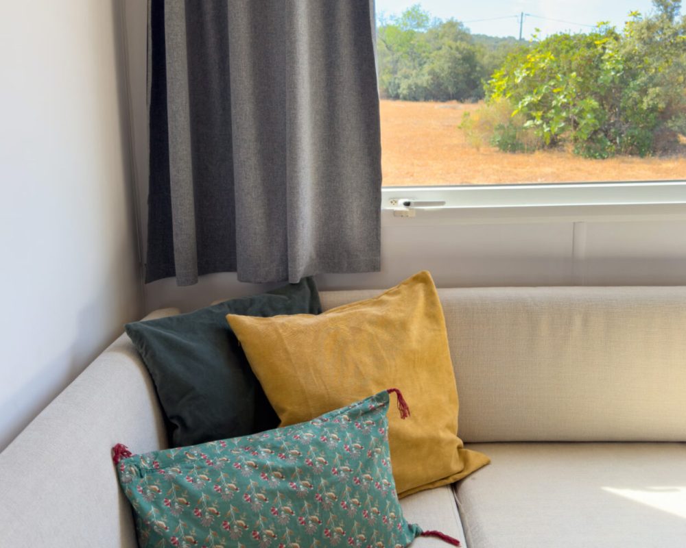 Sfeerfoto van zithoek van casa movel Figo bij Monte ouro verde in Estoi. De Algarve. Portugal. Faro. Vakantiewoning.