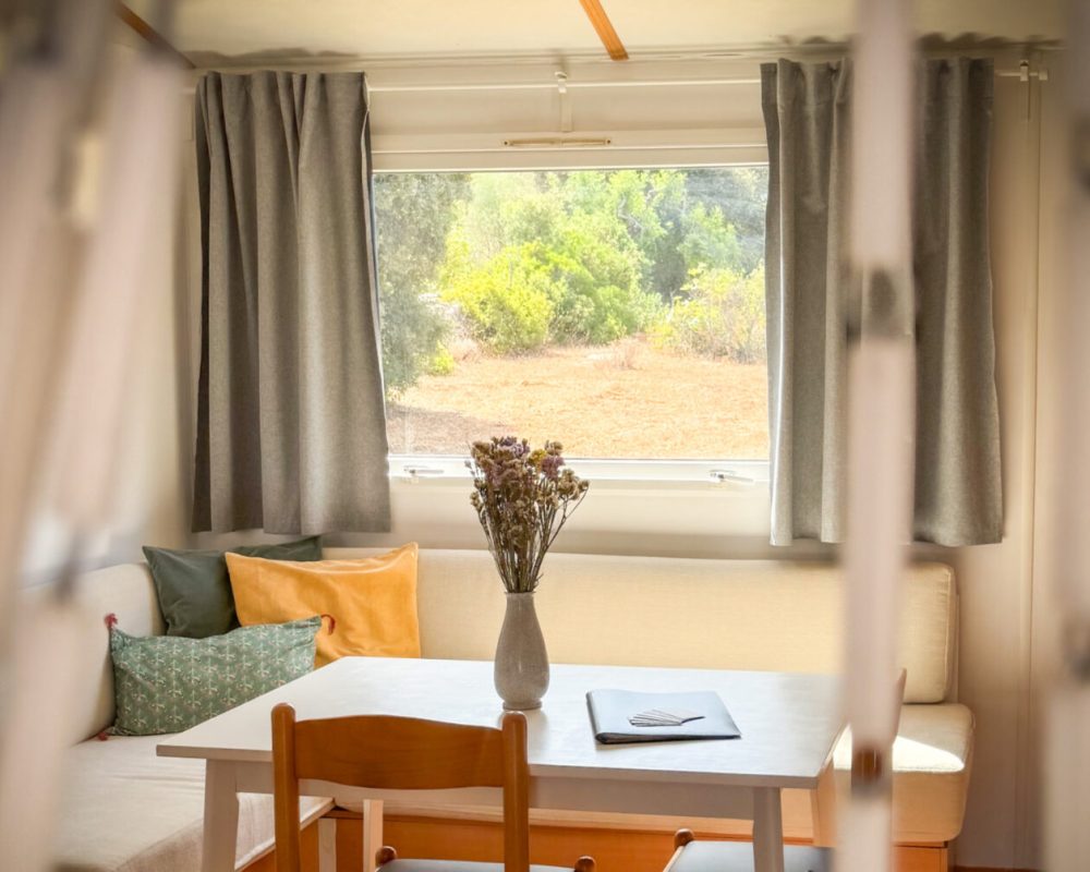 Sfeerfoto van de zithoek van casa movel Figo bij Monte ouro verde in Estoi. De Algarve. Portugal. Faro. Vakantiewoning.