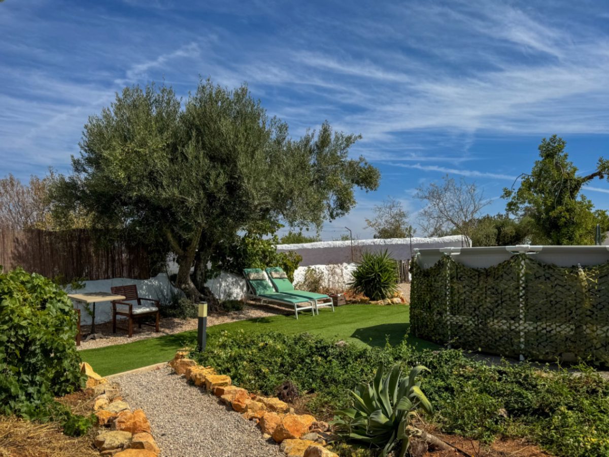 Zwembad met ligbedden bij vakantiewoning Monte ouro verde in Estoi. De Algarve. Portugal.