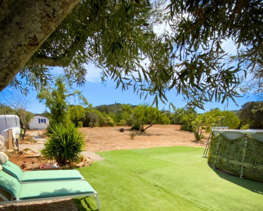 Zwembad met ligbedden bij appartement Monte ouro verde in Estoi. De Algarve. Portugal.