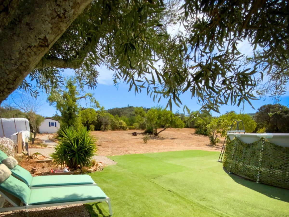 Zwembad met ligbedden bij appartement Monte ouro verde in Estoi. De Algarve. Portugal.