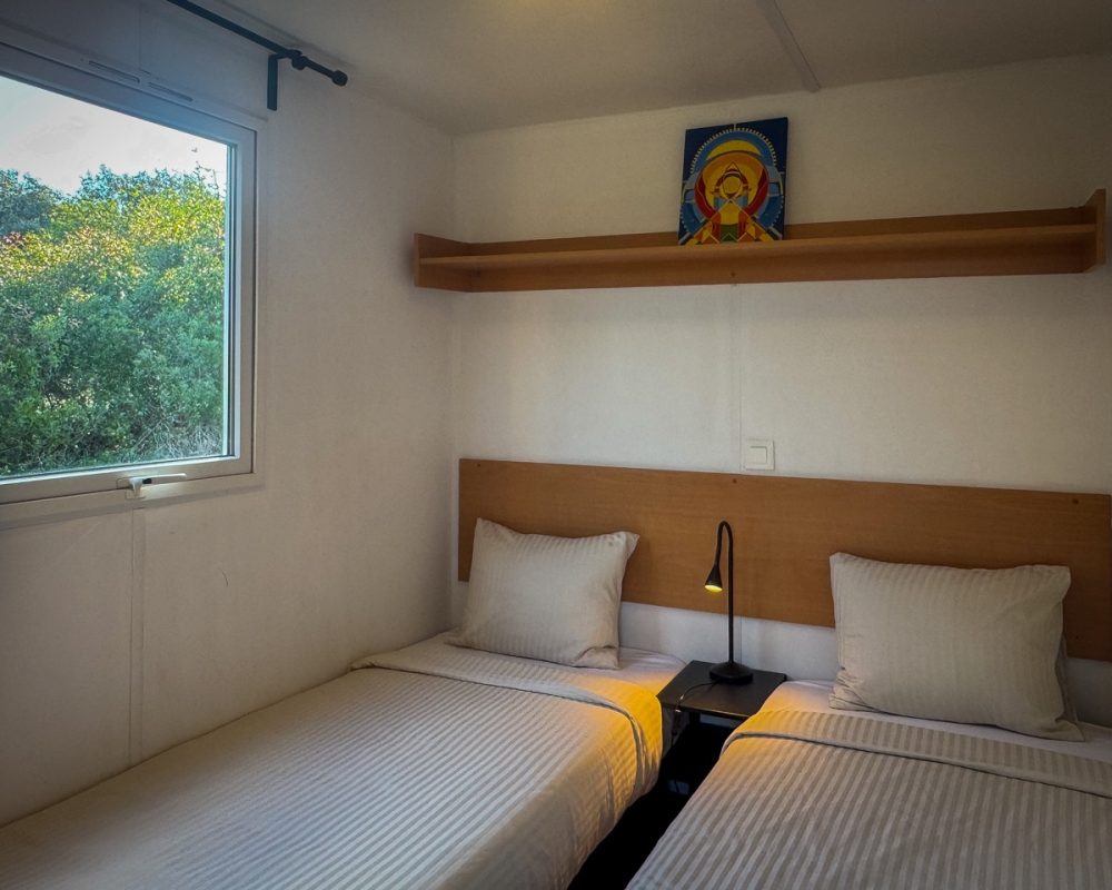 Tweepersoonskamer van het appartement van Casa Movel Figo te Monte ouro verde in Estoi. De Algarve. Portugal.