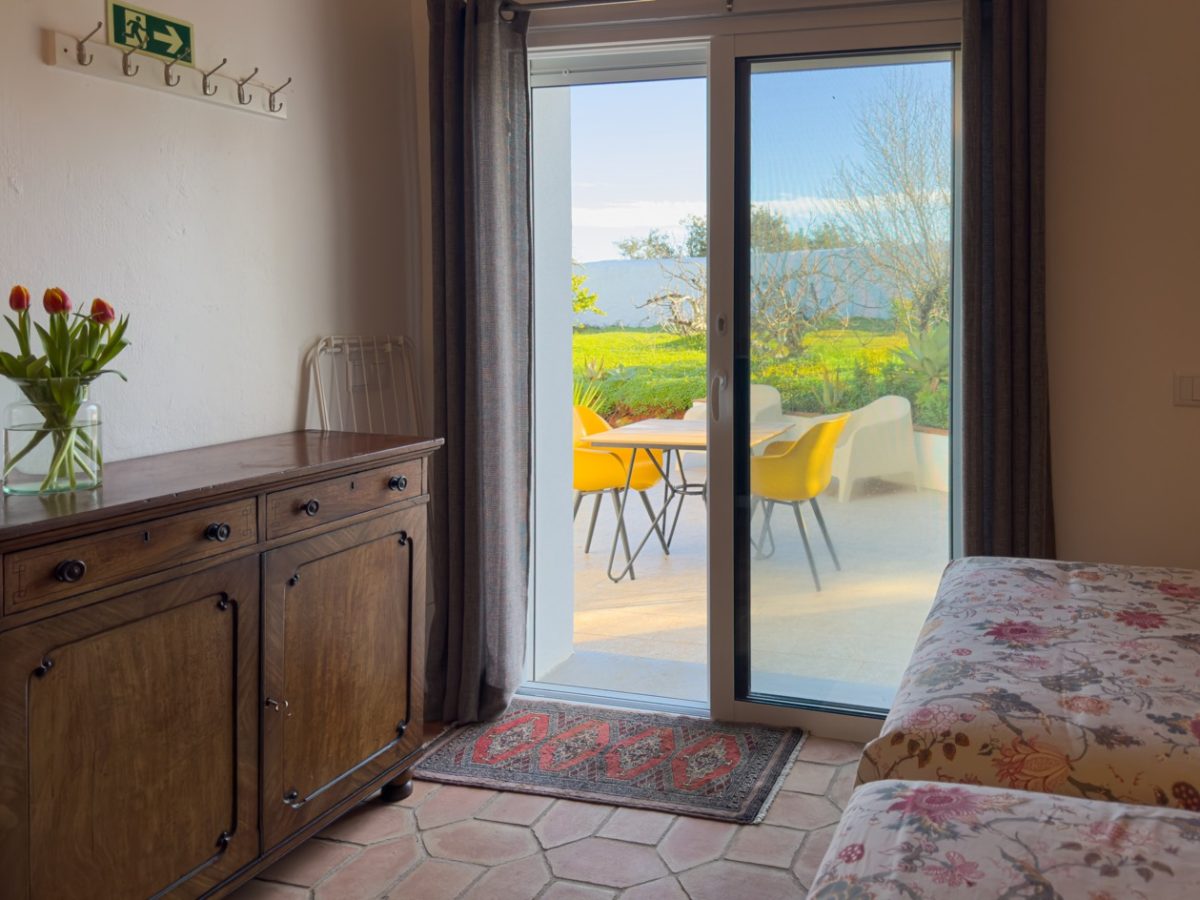 Blik van binnen naar het terras van het appartement van Casa Amendoa te Monte ouro verde in Estoi. De Algarve. Portugal.