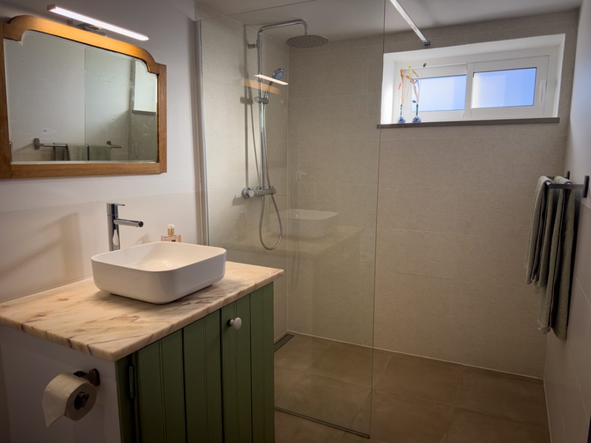 Douche van het appartement van Casa Amendoa te Monte ouro verde in Estoi. De Algarve. Portugal.