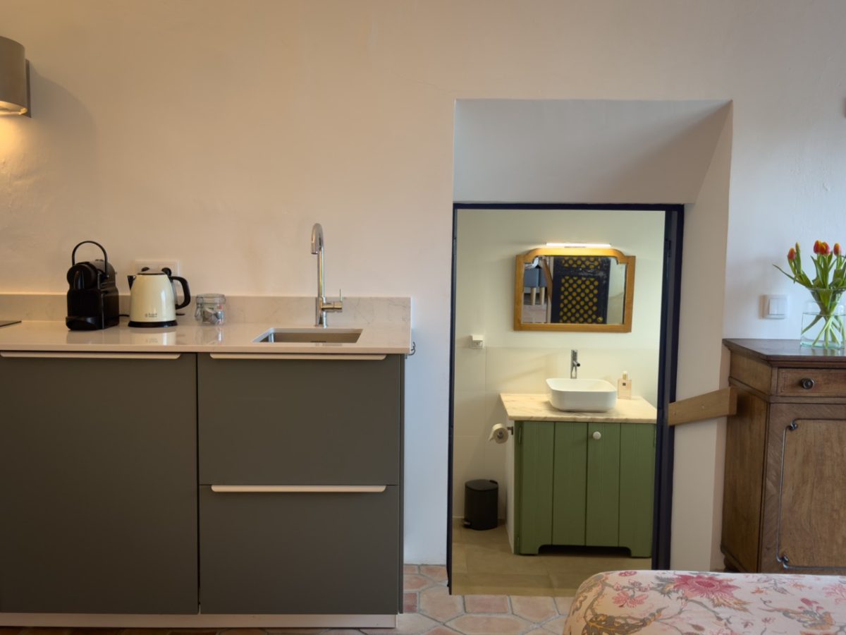 Deur richting badkamer van het appartement van Casa Amendoa te Monte ouro verde in Estoi. De Algarve. Portugal.