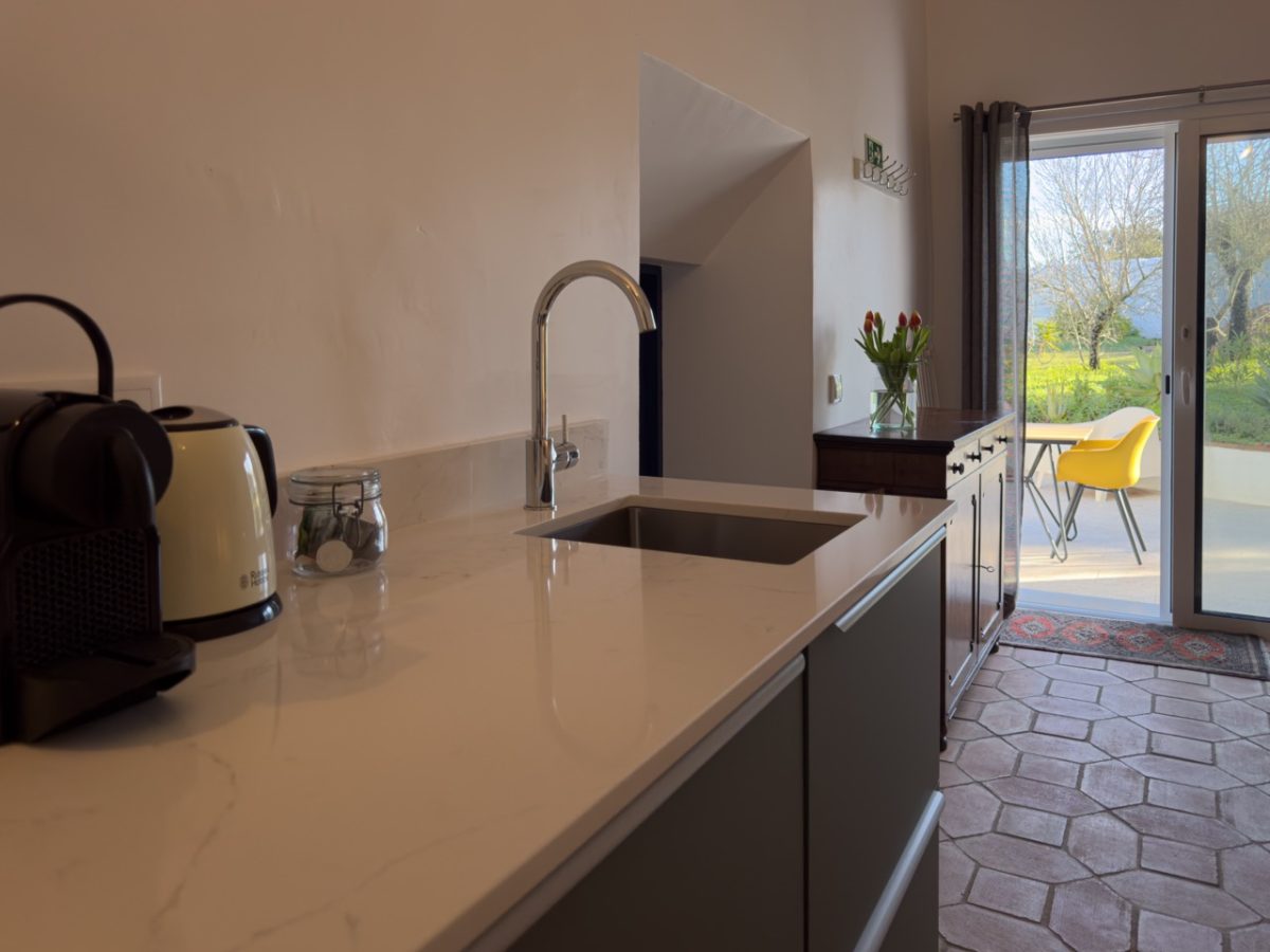 keuken van het appartement van Casa Amendoa te Monte ouro verde in Estoi. De Algarve. Portugal.