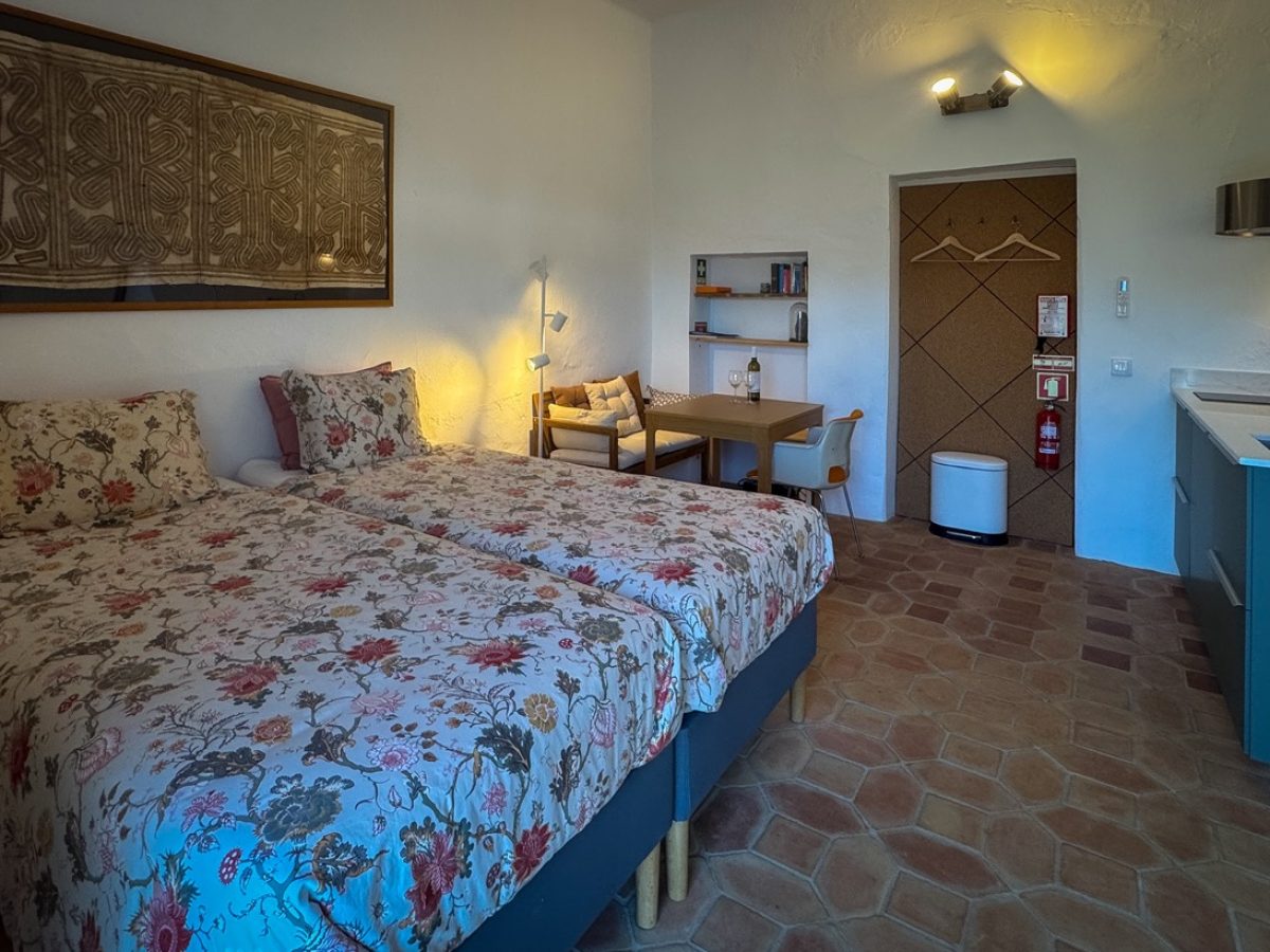 Keuken, zithoek, bed van het appartement van Casa Amendoa te Monte ouro verde in Estoi. De Algarve. Portugal.