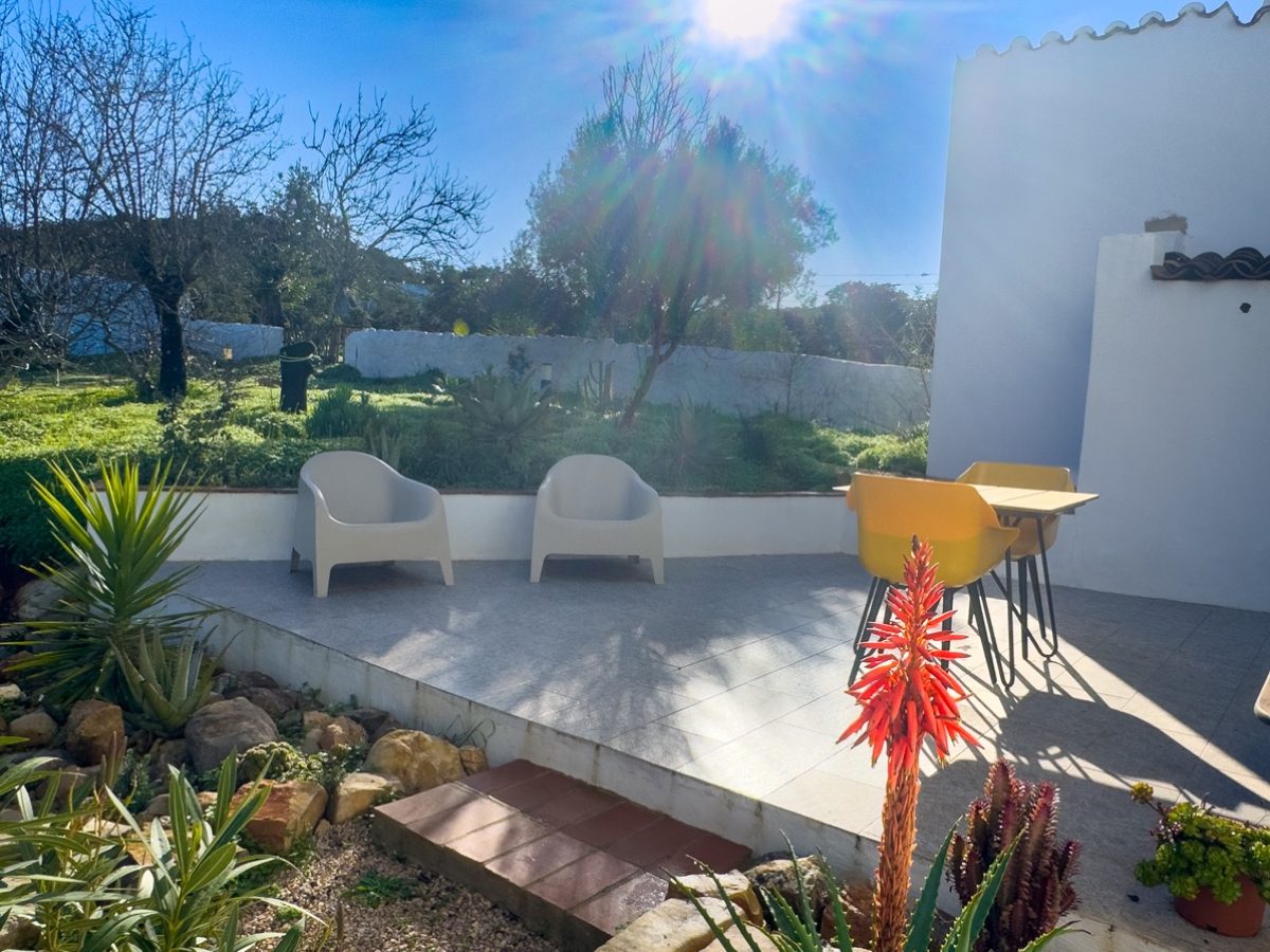 Terras van het appartement van Casa Amendoa te Monte ouro verde in Estoi. De Algarve. Portugal.