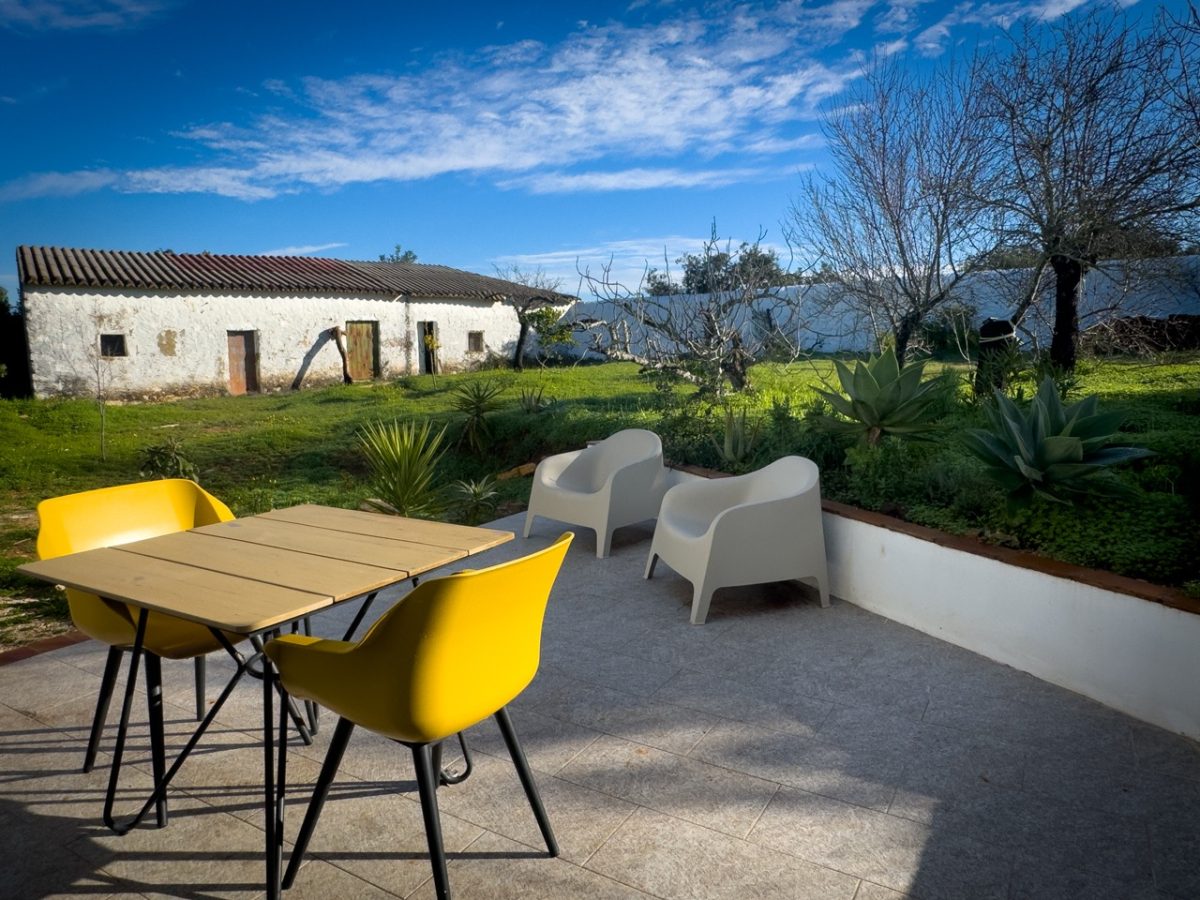 Terras van het appartement van Casa Amendoa te Monte ouro verde in Estoi. De Algarve. Portugal.