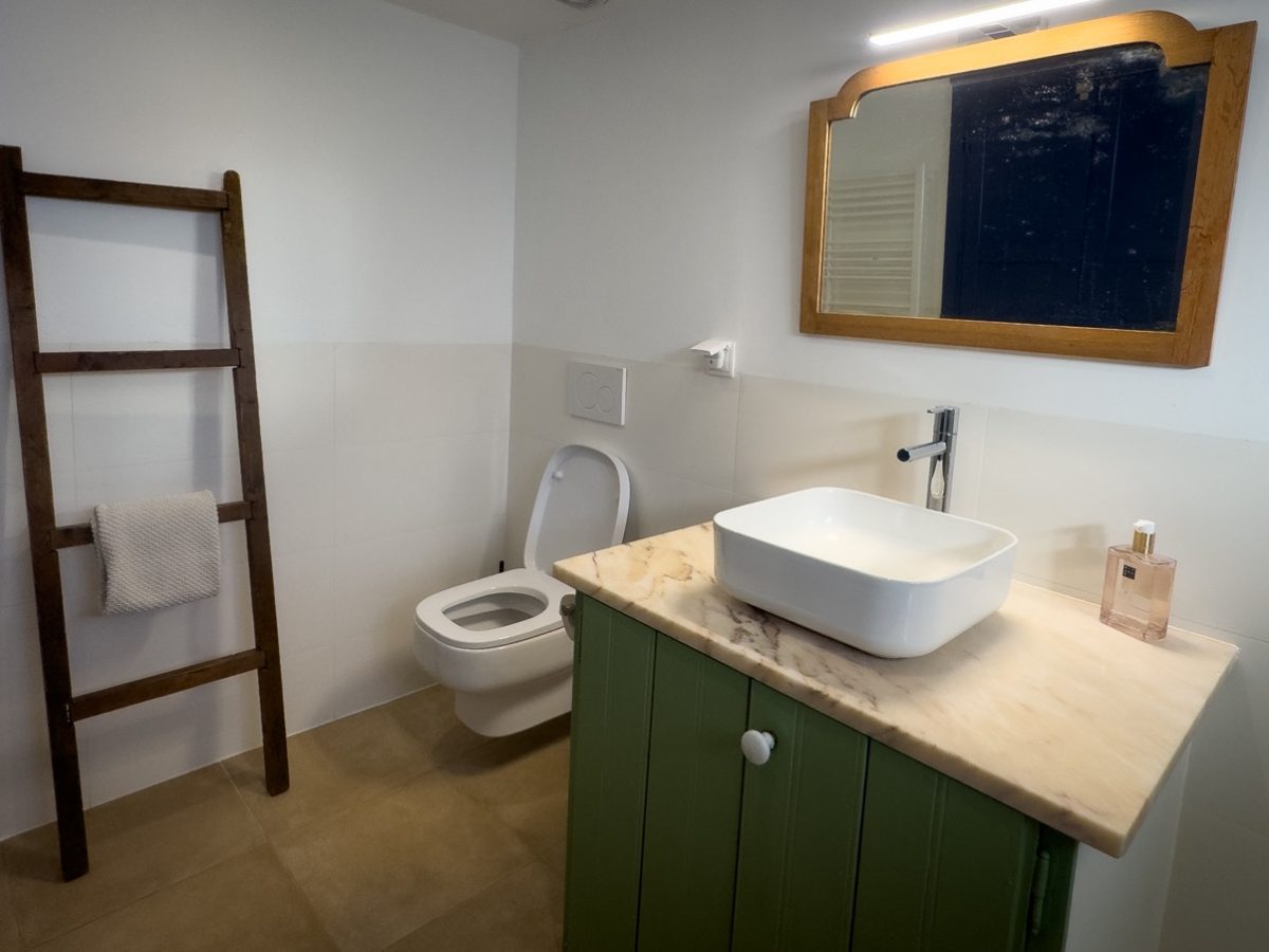 Badkamer met wc van het appartement van Casa Amendoa te Monte ouro verde in Estoi. De Algarve. Portugal.