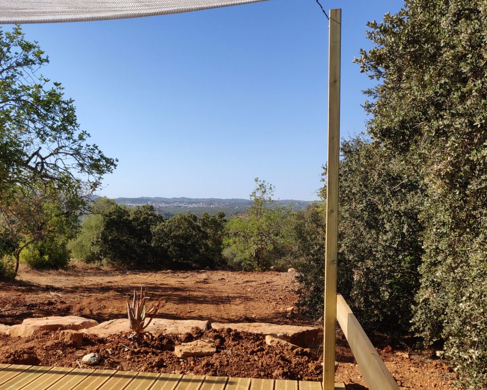 genieten van het uitzicht in portugal. Terras van Casa Movel Figo te Monte ouro verde in Estoi. De Algarve. Portugal.
